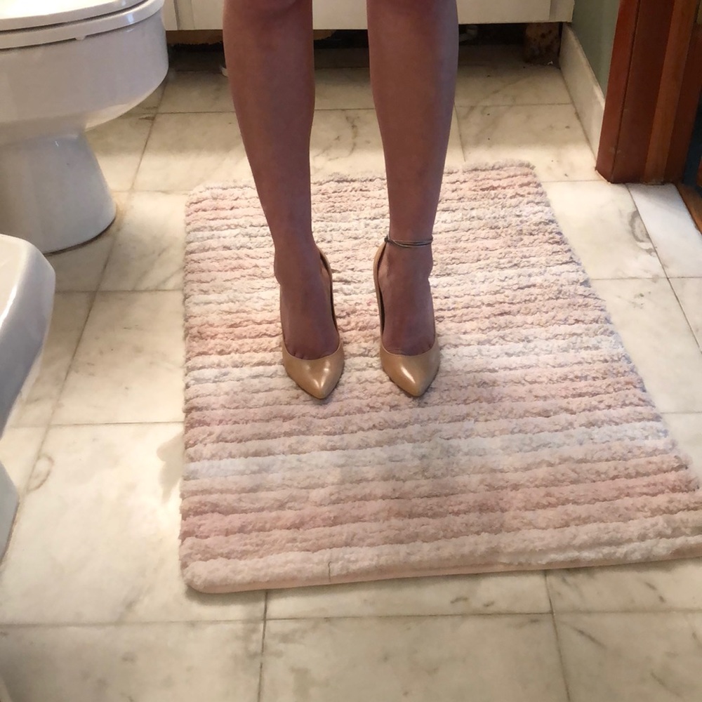 Nude pumps